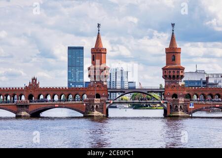 Oberbaumbrucke traversant la Spree, le plus long pont de Berlin en Allemagne Banque D'Images