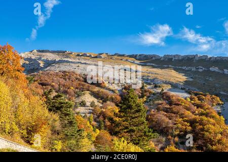 Campagne française. Col de Rousset. Vue panoramique sur les hauteurs des Vercors, les collines marly et la vallée du Val de Drome, France Banque D'Images