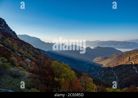 Campagne française. Col de Rousset. Vue panoramique sur les hauteurs des Vercors, les collines marly et la vallée du Val de Drome, France Banque D'Images