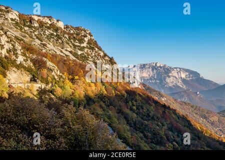 Campagne française. Col de Rousset. Vue panoramique sur les hauteurs des Vercors, les collines marly et la vallée du Val de Drome, France Banque D'Images