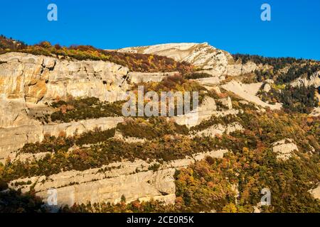 Campagne française. Col de Rousset. Vue panoramique sur les hauteurs des Vercors, les collines marly et la vallée du Val de Drome, France Banque D'Images