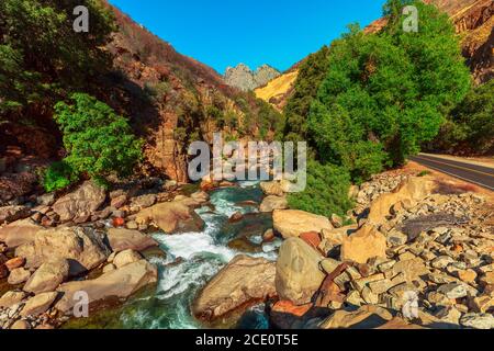 Kings River sur le parc national de Kings Canyon. Scenic Highway 180 en Californie, États-Unis d'Amérique. Situé dans le sud de la Sierra Nevada, par Sequoia Banque D'Images