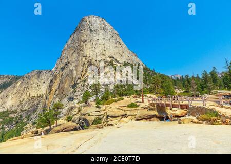 Sommet de Liberty Cap et chute d'eau du pont du Nevada sur Merced River depuis John Muir Trail dans le parc national de Yosemite. Vacances d'été dans Banque D'Images