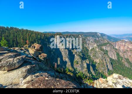Observation de Taft point dans le parc national de Yosemite, Californie, États-Unis. La vue de Taft point: Yosemite Valley, El Capitan et Yosemite Falls Banque D'Images