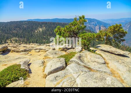 Sommet du Sentinel Dome, dôme en granit situé dans la paroi sud de la vallée de Yosemite. Randonnée en montagne au sommet avec vue sur le parc national de Yosemite, Californie Banque D'Images