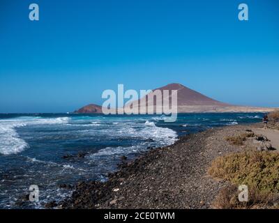 Playa del Médano avec vue sur la Montaña RojaTenerife Banque D'Images