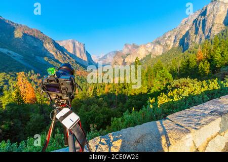 Parc national de Yosemite, Californie, États-Unis - 24 juillet 2019 : photographie en time-lapse à El Capitan et demi-dôme au coucher du soleil. Canon EOS 5D Mark II Banque D'Images