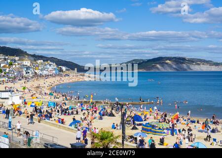 Lyme Regis, Dorset, Royaume-Uni. 30 août 2020. Météo au Royaume-Uni: Après un démarrage froid des foules de staycationers, les vacanciers, les Beach affluent à la plage emballée à la station balnéaire de Lyme Regis sur la banque du dimanche de vacances pour profiter du soleil chaud. Credit: Celia McMahon/Alamy Live News. Banque D'Images