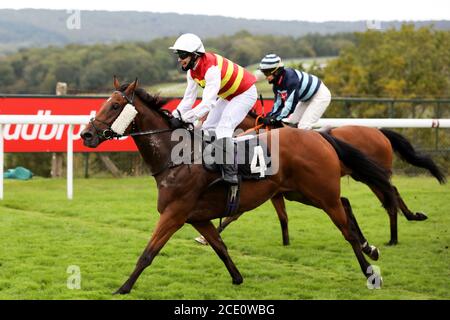 Chichester, Royaume-Uni. 30 août 2020. Un des yeux Jockey Dr Guy Mitchell photographié gagnant à l'hippodrome de Goodwood dans le HANDICAP de 5:20 DES JOCKEYS AMATEURS GAYS KINDERSLEY (DIV II) (classe 5). Dimanche 30 août 2020. Crédit : Sam Stephenson/Alay Live News Banque D'Images