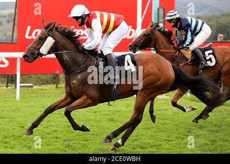 Chichester, Royaume-Uni. 30 août 2020. Un des yeux Jockey Dr Guy Mitchell photographié gagnant à l'hippodrome de Goodwood dans le HANDICAP de 5:20 DES JOCKEYS AMATEURS GAYS KINDERSLEY (DIV II) (classe 5). Dimanche 30 août 2020. Crédit : Sam Stephenson/Alay Live News Banque D'Images