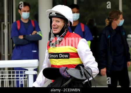 Chichester, Royaume-Uni. 30 août 2020. Un des yeux Jockey Dr Guy Mitchell photographié gagnant à l'hippodrome de Goodwood dans le HANDICAP de 5:20 DES JOCKEYS AMATEURS GAYS KINDERSLEY (DIV II) (classe 5). Dimanche 30 août 2020. Crédit : Sam Stephenson/Alay Live News Banque D'Images