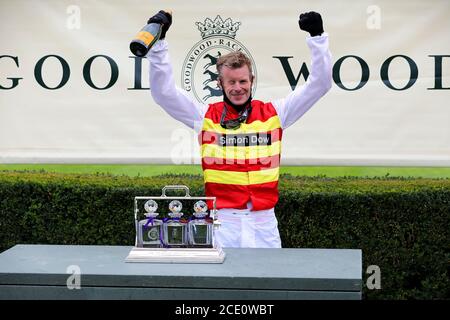 Chichester, Royaume-Uni. 30 août 2020. Un des yeux Jockey Dr Guy Mitchell photographié gagnant à l'hippodrome de Goodwood dans le HANDICAP de 5:20 DES JOCKEYS AMATEURS GAYS KINDERSLEY (DIV II) (classe 5). Dimanche 30 août 2020. Crédit : Sam Stephenson/Alay Live News Banque D'Images