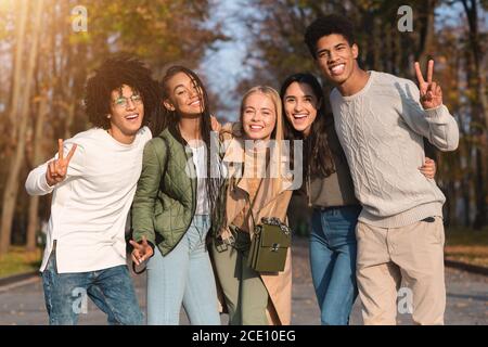 Des adolescents multiethniques souriant à l'extérieur Banque D'Images