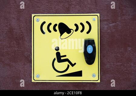 Un pointeur et un bouton pour appeler à l'aide pour les personnes handicapées et les personnes en fauteuil roulant. Banque D'Images