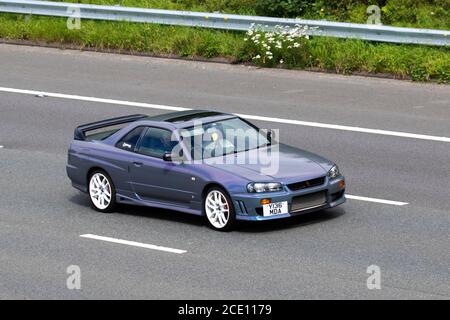 2001 Nissan Skyline GT-Turbo Grey import ; rare circulation automobile véhicules en mouvement, voitures conduisant véhicule sur les routes britanniques, moteurs, automobile sur le réseau autoroutier M6. Banque D'Images
