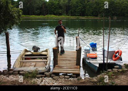 navigateur d'été sur un petit port en bois sur le marécage rivière parmi les bateaux à vecchiano Banque D'Images