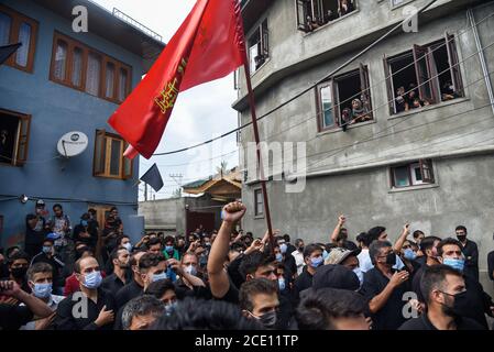 Srinagar, Inde. 30 août 2020. Des mouneurs musulmans de Kashmiri prennent part à la procession d'Ashira.les forces gouvernementales ont tiré dimanche des granules de fusil et du gaz lacrymogène pour disperser des centaines de musulmans chiites participant à une procession religieuse traditionnelle du 10ème Muharram Ashira dans le Cachemire administré par l'Inde, blessant des dizaines de personnes, a déclaré des témoins oculaires. Crédit : SOPA Images Limited/Alamy Live News Banque D'Images