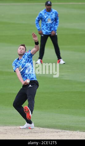 Hove, Royaume-Uni. 30 août 2020. Ollie Robinson bowles de Sussex pendant le match de Vitality Blast T20 entre Sussex Sharks et Hampshire au 1er Central County Ground, Hove Credit: James Boardman/Alay Live News Banque D'Images