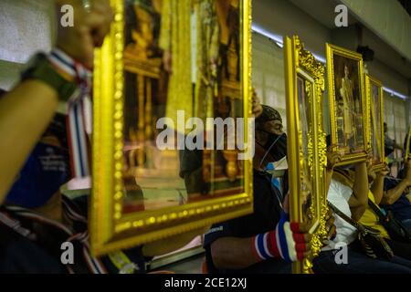 Bangkok, Bangkok, Thaïlande. 30 août 2020. Environ 1500 personnes ont assisté à un rassemblement organisé à Bangkok par le groupe nouvellement créé Thai Pak Dee (loyal Thai). Créé par l'ancien ministre du Parlement, M. Warong Dechgigrom. Le groupe cherche à résister à ce qu'il considère comme une attaque contre la plus haute institution du pays par des militants pro-démocratie, dont certains ont fait des déclarations controversées au sujet de la monarchie lors de récentes manifestations. Toute déclaration jugée critique ou négative à l'égard de la monarchie est illégale en Thaïlande, passible d'une incarcération en vertu de l'article 112 de la criminalité thaïlandaise Banque D'Images