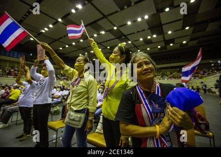 Bangkok, Bangkok, Thaïlande. 30 août 2020. Environ 1500 personnes ont assisté à un rassemblement organisé à Bangkok par le groupe nouvellement créé Thai Pak Dee (loyal Thai). Créé par l'ancien ministre du Parlement, M. Warong Dechgigrom. Le groupe cherche à résister à ce qu'il considère comme une attaque contre la plus haute institution du pays par des militants pro-démocratie, dont certains ont fait des déclarations controversées au sujet de la monarchie lors de récentes manifestations. Toute déclaration jugée critique ou négative à l'égard de la monarchie est illégale en Thaïlande, passible d'une incarcération en vertu de l'article 112 de la criminalité thaïlandaise Banque D'Images