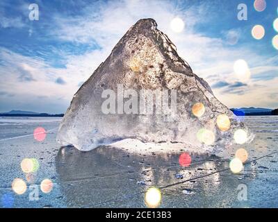 Résumé. De la glace avec des rayures profondes et des fissures. Couper le floe contre à la lumière Banque D'Images