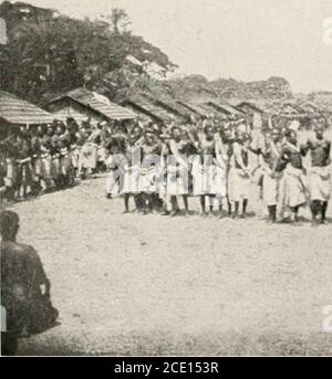 . Terre et peuples du Kasai; être un récit d'un voyage de deux ans entre les cannibales de la forêt équatoriale et d'autres tribus sauvages du sud-ouest du Congo . UNE DANSE CÉRÉMONIELLE PAR UN AÎNÉ.. MMI^H^H Banque D'Images