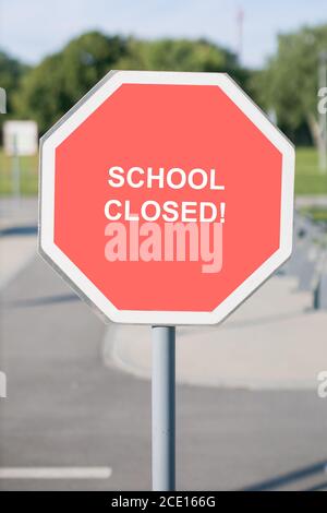 l'école est fermée sur l'affiche extérieure Banque D'Images