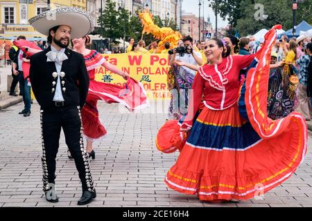 Varsovie, Pologne. 30 août 2020. Monarka Dance Group lors de l'événement annuel en plein air où les minorités nationales montrent le meilleur de leur pays. Des milliers de résidents de la capitale de la Pologne ont la possibilité de profiter de la musique, de spectacles de danse et de la nourriture de rue servis dans de nombreux stands.la Pologne est le pays le moins ethniquement diversifié de l'UE, avec près de 97% de la population étant des Polonais ethniques et 85% identifiant comme catholique romain. Crédit : Robert Pastryk/ZUMA Wire/Alay Live News Banque D'Images