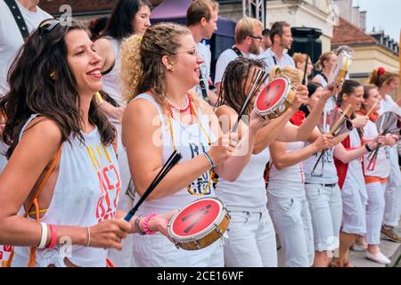Varsovie, Pologne. 30 août 2020. RITMO BLOCO, samba batacuda bande de percussion Street performance à l'événement annuel où les minorités nationales montrent le meilleur de leurs pays. Des milliers de résidents de la capitale de la Pologne ont la possibilité de profiter de la musique, de spectacles de danse et de la nourriture de rue servis dans de nombreux stands.la Pologne est le pays le moins ethniquement diversifié de l'UE, avec près de 97% de la population étant des Polonais ethniques et 85% identifiant comme catholique romain. Crédit : Robert Pastryk/ZUMA Wire/Alay Live News Banque D'Images