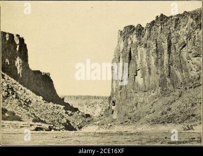 . Les ressources en eau de la vallée du Rio Grande au Nouveau-Mexique et leur développement . A. LAVA-CAPPED MESA À SAN MARCIAL. La feuille de basalte reposant sur le sable et le gravier est le bord du grand écoulement couvrant le nord du Jornada del Muerto. B. GORGE LATÉRALE À L'ENTRÉE DE WHITE ROCK CANYON, PRÈS DU SITE DU BARRAGE D'ESPANOLA. Basalte colunnnar en neige au premier plan, et la rhyolite à l'ouest de la rivière en arrière-plan. GÉOLOGIE, FREUX IGNEUX. 17 le détritus a une grande épaisseur, bien que inconnue. Un puits à Santafe le pénètre à près de 1,000 pieds; un autre à Sandia, N. Mex., 893 pieds; un à LAN Banque D'Images