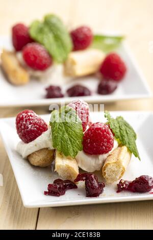 Tiramisu framboise sur une assiette Banque D'Images