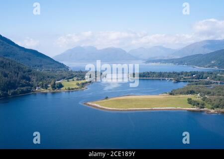 Vue aérienne du Loch Leven montrant le pont de Ballachulish à Glencoe en Écosse Banque D'Images