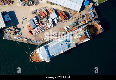 Construction navale navire vue aérienne au port de chantier naval avec échafaudage Banque D'Images