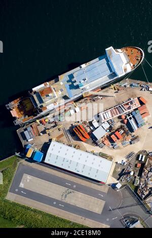 Construction navale navire vue aérienne au port de chantier naval avec échafaudage Banque D'Images