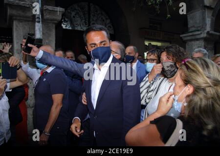 Cava Dei Tirreni, Italie. 29 août 2020. Le ministre des Affaires étrangères Luigi Di Maio rencontre des citoyens pour soutenir les raisons du référendum OUI des 20 et 21 septembre, sur la coupe des parlementaires et pour soutenir Giuseppe Benevento, candidat maire du mouvement 5 étoiles pour les élections municipales . Accueil chaleureux des citoyens et des sympathisants du mouvement 5 étoiles . (Photo de Pasquale Senatore/Pacific Press) crédit: Pacific Press Media production Corp./Alay Live News Banque D'Images