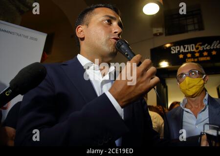 Cava Dei Tirreni, Italie. 29 août 2020. Le ministre des Affaires étrangères Luigi Di Maio rencontre des citoyens pour soutenir les raisons du référendum OUI des 20 et 21 septembre, sur la coupe des parlementaires et pour soutenir Giuseppe Benevento, candidat maire du mouvement 5 étoiles pour les élections municipales . Accueil chaleureux des citoyens et des sympathisants du mouvement 5 étoiles . (Photo de Pasquale Senatore/Pacific Press) crédit: Pacific Press Media production Corp./Alay Live News Banque D'Images