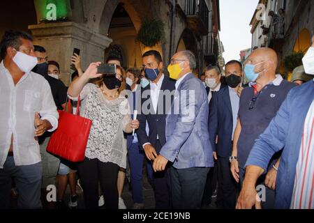 Cava Dei Tirreni, Italie. 29 août 2020. Le ministre des Affaires étrangères Luigi Di Maio rencontre des citoyens pour soutenir les raisons du référendum OUI des 20 et 21 septembre, sur la coupe des parlementaires et pour soutenir Giuseppe Benevento, candidat maire du mouvement 5 étoiles pour les élections municipales . Accueil chaleureux des citoyens et des sympathisants du mouvement 5 étoiles . (Photo de Pasquale Senatore/Pacific Press) crédit: Pacific Press Media production Corp./Alay Live News Banque D'Images