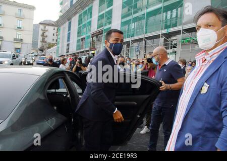 Cava Dei Tirreni, Italie. 29 août 2020. Le ministre des Affaires étrangères Luigi Di Maio rencontre des citoyens pour soutenir les raisons du référendum OUI des 20 et 21 septembre, sur la coupe des parlementaires et pour soutenir Giuseppe Benevento, candidat maire du mouvement 5 étoiles pour les élections municipales . Accueil chaleureux des citoyens et des sympathisants du mouvement 5 étoiles . (Photo de Pasquale Senatore/Pacific Press) crédit: Pacific Press Media production Corp./Alay Live News Banque D'Images