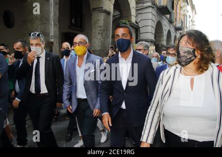 Cava Dei Tirreni, Italie. 29 août 2020. Le ministre des Affaires étrangères Luigi Di Maio rencontre des citoyens pour soutenir les raisons du référendum OUI des 20 et 21 septembre, sur la coupe des parlementaires et pour soutenir Giuseppe Benevento, candidat maire du mouvement 5 étoiles pour les élections municipales . Accueil chaleureux des citoyens et des sympathisants du mouvement 5 étoiles . (Photo de Pasquale Senatore/Pacific Press) crédit: Pacific Press Media production Corp./Alay Live News Banque D'Images