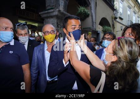 Cava Dei Tirreni, Italie. 29 août 2020. Le ministre des Affaires étrangères Luigi Di Maio rencontre des citoyens pour soutenir les raisons du référendum OUI des 20 et 21 septembre, sur la coupe des parlementaires et pour soutenir Giuseppe Benevento, candidat maire du mouvement 5 étoiles pour les élections municipales . Accueil chaleureux des citoyens et des sympathisants du mouvement 5 étoiles . (Photo de Pasquale Senatore/Pacific Press) crédit: Pacific Press Media production Corp./Alay Live News Banque D'Images