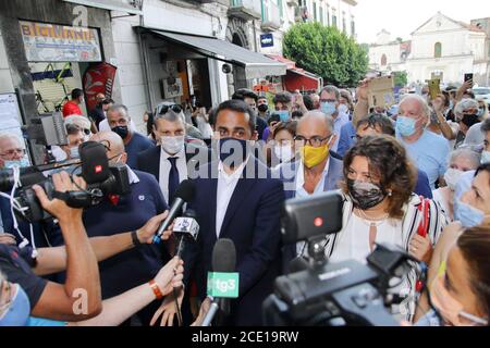 Cava Dei Tirreni, Italie. 29 août 2020. Le ministre des Affaires étrangères Luigi Di Maio rencontre des citoyens pour soutenir les raisons du référendum OUI des 20 et 21 septembre, sur la coupe des parlementaires et pour soutenir Giuseppe Benevento, candidat maire du mouvement 5 étoiles pour les élections municipales . Accueil chaleureux des citoyens et des sympathisants du mouvement 5 étoiles . (Photo de Pasquale Senatore/Pacific Press) crédit: Pacific Press Media production Corp./Alay Live News Banque D'Images