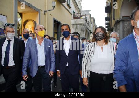 Cava Dei Tirreni, Italie. 29 août 2020. Le ministre des Affaires étrangères Luigi Di Maio rencontre des citoyens pour soutenir les raisons du référendum OUI des 20 et 21 septembre, sur la coupe des parlementaires et pour soutenir Giuseppe Benevento, candidat maire du mouvement 5 étoiles pour les élections municipales . Accueil chaleureux des citoyens et des sympathisants du mouvement 5 étoiles . (Photo de Pasquale Senatore/Pacific Press) crédit: Pacific Press Media production Corp./Alay Live News Banque D'Images