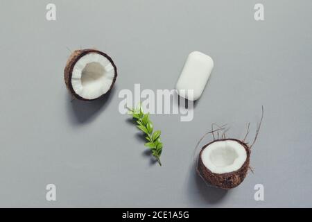 Produits de soin de la peau faits maison à la noix de coco, savon à barres sur fond gris Banque D'Images