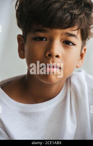 Gros plan d'un enfant asiatique indien. Il porte une chemise blanche. Banque D'Images