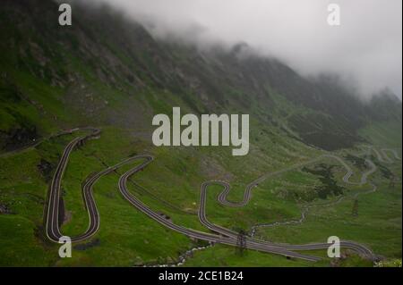 La route de Transfăgărășan, vue ici avec une forte brume, est un pittoresque col de montagne raide et venteux dans le centre de la Roumanie. Banque D'Images