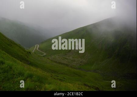 La route de Transfăgărășan, vue ici avec une forte brume, est un pittoresque col de montagne raide et venteux dans le centre de la Roumanie. Banque D'Images