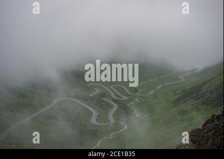 La route de Transfăgărășan, vue ici avec une forte brume, est un pittoresque col de montagne raide et venteux dans le centre de la Roumanie. Banque D'Images