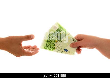 Homme d'affaires mains donnant pot-de-vin isolé sur fond blanc. Économie sombre, concept de corruption Banque D'Images