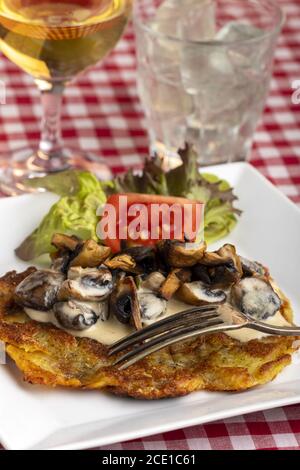 Rösti suisse à la sauce aux champignons Banque D'Images