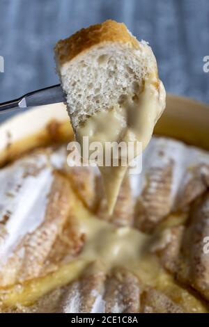 Fondue au fromage suisse avec du pain Banque D'Images